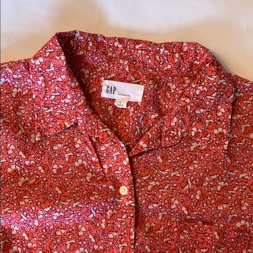 Light cotton long sleeved button up Gap shirt.  L